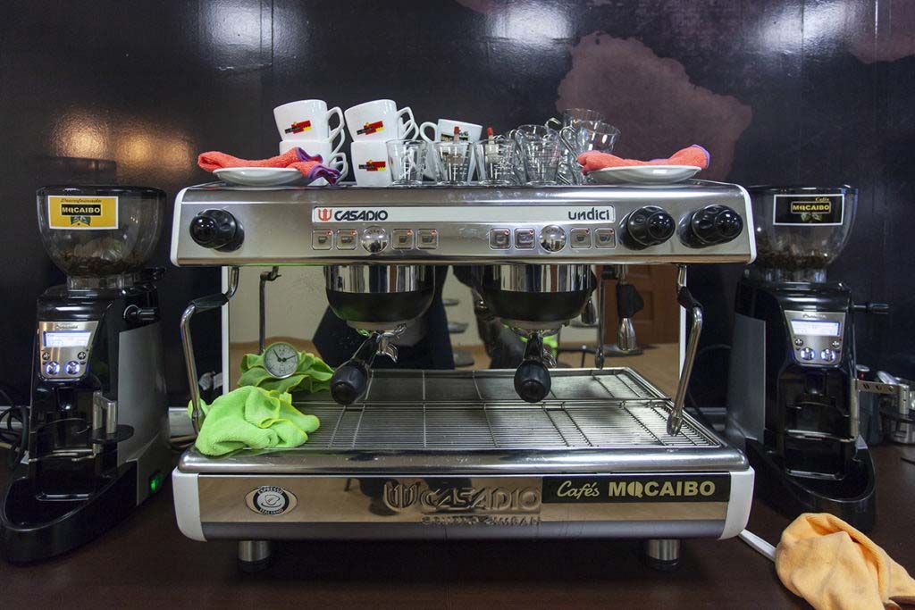 Eterno debate: las tazas de café bocarriba o bocabajo sobre la máquina de expresso